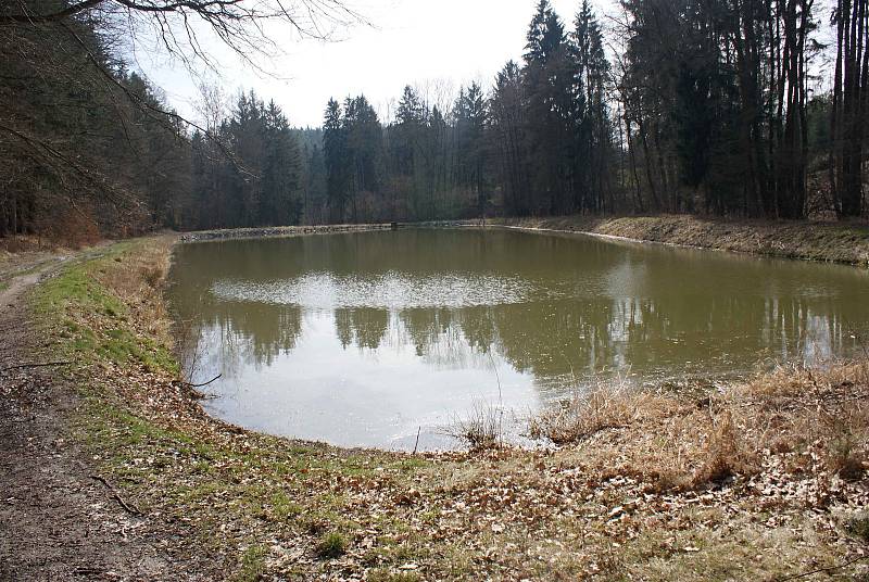 Výletní místo  - pramen Ochozské kyselky s altánkem, v blízkosti se nachází i malebný rybník