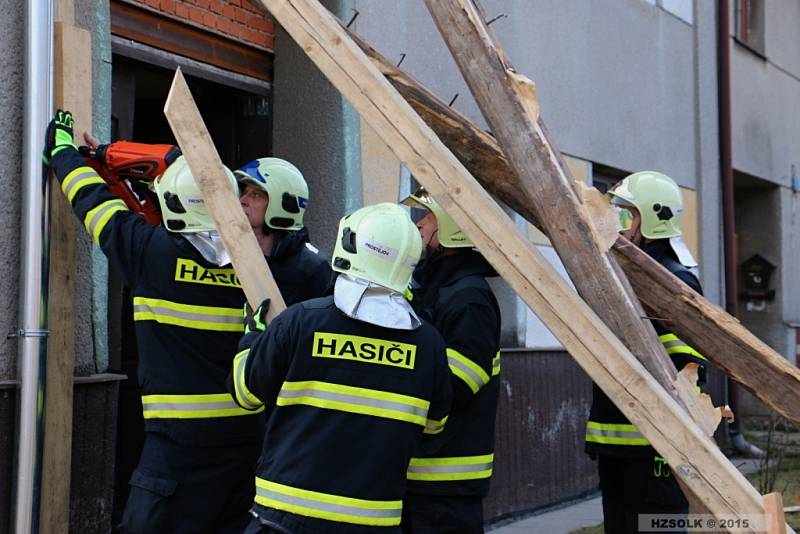 Zásah hasičů u sesunutí štítové stěny rodinného domku ve Štětovicích na Prostějovsku