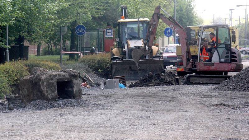 Uzavření Brněnské ulice se prodloužilo až ke hřbitovu