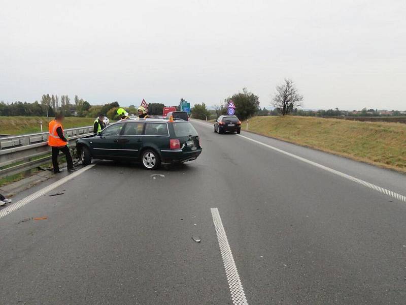 Dvě auta se v neděli srazila na dálnici. Výsledkem je jedno zranění a škoda za půl milionu.