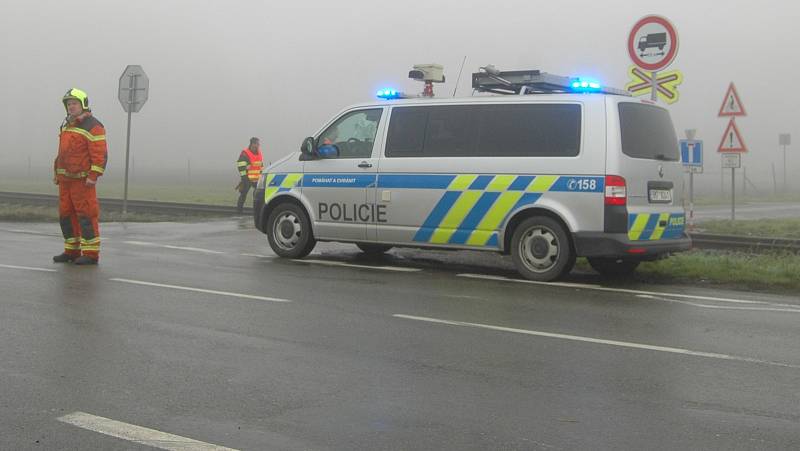 Policisté, hasiči a záchranáři zasahují u srážky vlaku s náklaďákem u Smržic