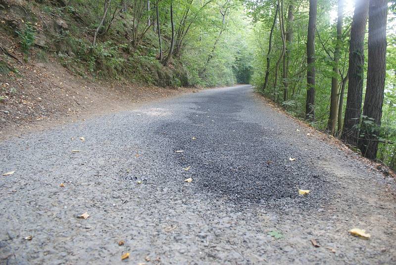 Oprava výmolů na silničce podél jižního břehu plumlovské přehrady od pláže U Vrbiček pod Zlechovem směrem k Plumlovu