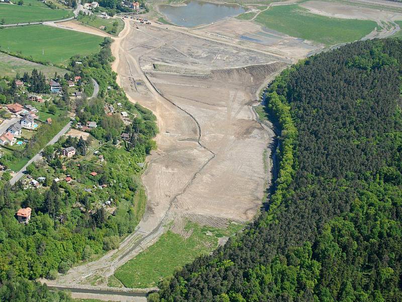 Plumlovská přehrada, letecký snímek z 11. května 2011