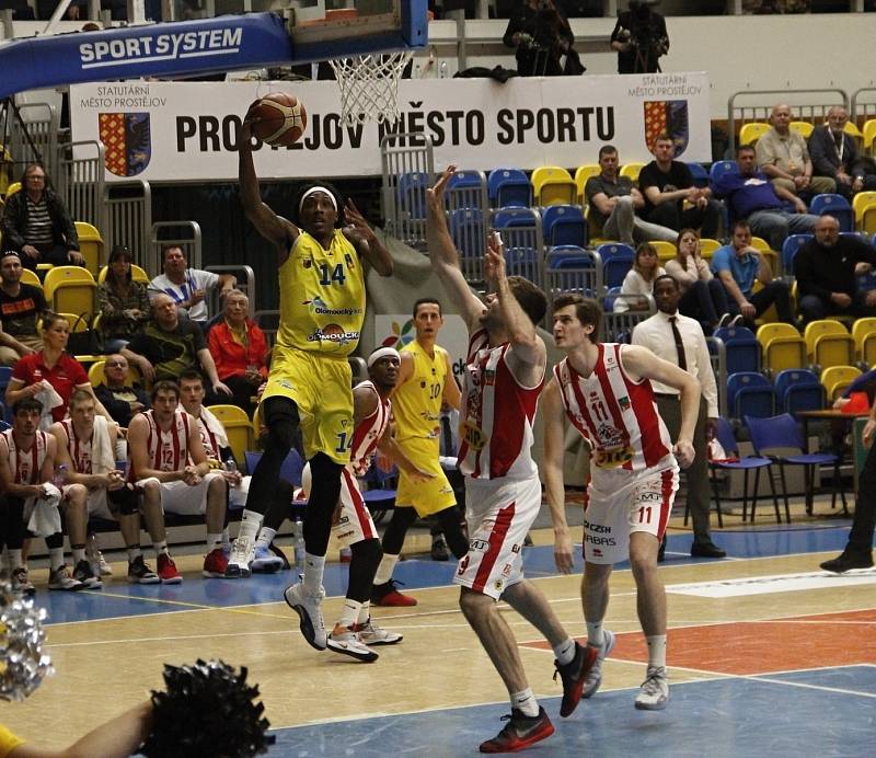 Basketbalisté Olomoucka (ve žlutém) porazili ve 2. zápase čtvrtfinále Pardubice 102:91.