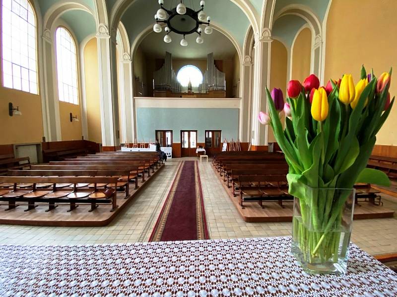 Výstava věnující se historii prostějovských synagog a modliteben aktuálně zdobí hlavní sál Husova sboru Církve československé husitské v Prostějově.