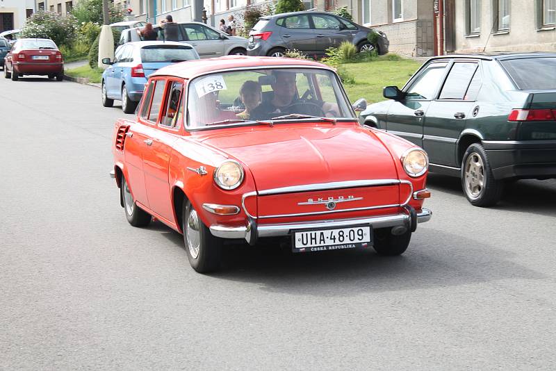 Přehlídka historických motorových vozidel v rámci soutěžní přehlídky Rallye na pohodu - z lázní do lázní. 18.8. 2019