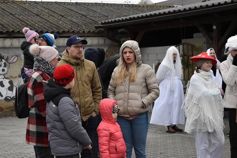 Letošní masopustní průvod začínal na Zlaté farmě. Masky prošly Štětovicemi.