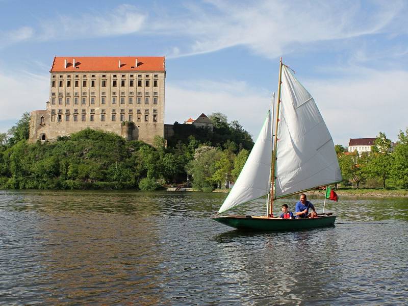 Plumlovští vodní skauti v akci. Na svých schůzkách brázdí vody Podhradského rybníka.