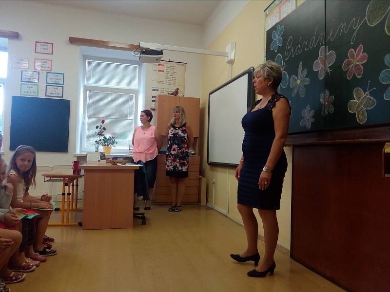 Děti v Čechách pod Kosířem dostali vysvědčení, učitelky poděkování od starosty.