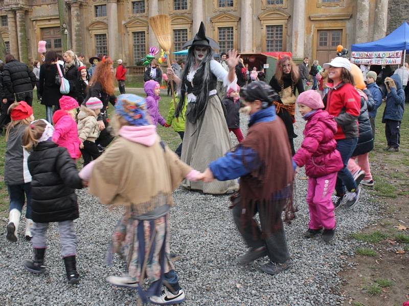 Halloween na nádvoří zámku v Plumlově.