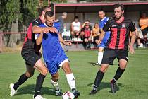 Fotbalisté Lipové (v modrém) vyhrály na hřišti nedalekého Protivanova 4:3