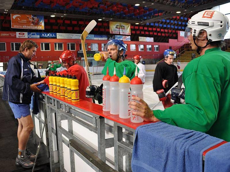 Tým hokejových Jestřábů absolvoval ve středu na zimním stadioně v Prostějově první tréninkovou přípravu na nastávající hokejovou sezonu