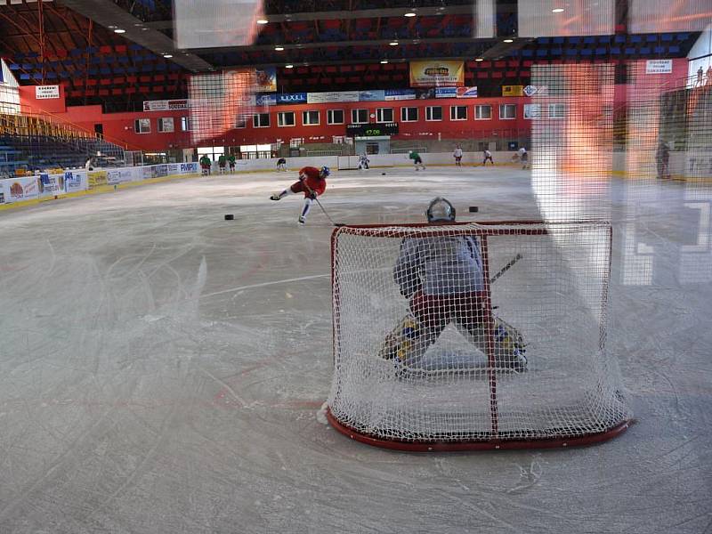 Tým hokejových Jestřábů absolvoval ve středu na zimním stadioně v Prostějově první tréninkovou přípravu na nastávající hokejovou sezonu