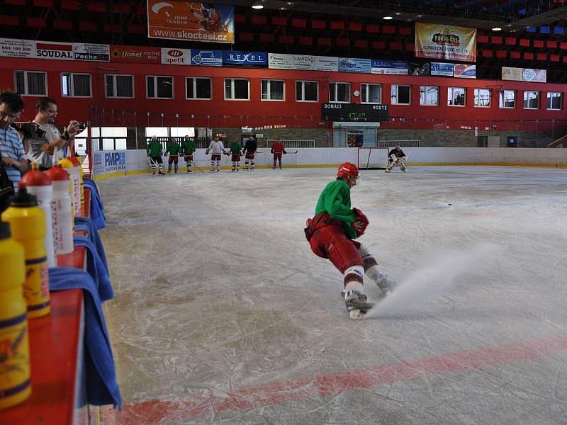 Tým hokejových Jestřábů absolvoval ve středu na zimním stadioně v Prostějově první tréninkovou přípravu na nastávající hokejovou sezonu