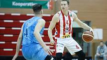 BK JIP Pardubice (v bíločerveném) proti BK Olomoucko