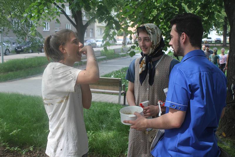 Prostějovští studenti připravili na náměstí Spojenců pro kolemjdoucí překvapení: pasování svých mladších spolužáků na čtvrťáky.