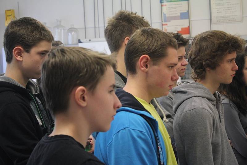 Střední škola Polytechnická v Prostějově přivítala osmáky a deváťáky ze základních škol. Učitelé se studenty jim ukázali pokusy a představili také některé typy měření. 