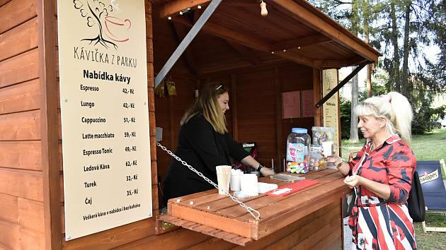 Kávička z parku, tak se jmenuje nové občerstvení v Kolářových sadech, největším prostějovském parku. Červen 2022