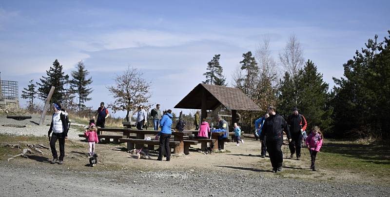 Sobotní dopoledne bylo na vrcholu Velkého Kosíře poklidné. Výletníci si mohli v klidu opéct špekáčky a odpočinout si na čerstvém vzduchu. 10.4. 2021