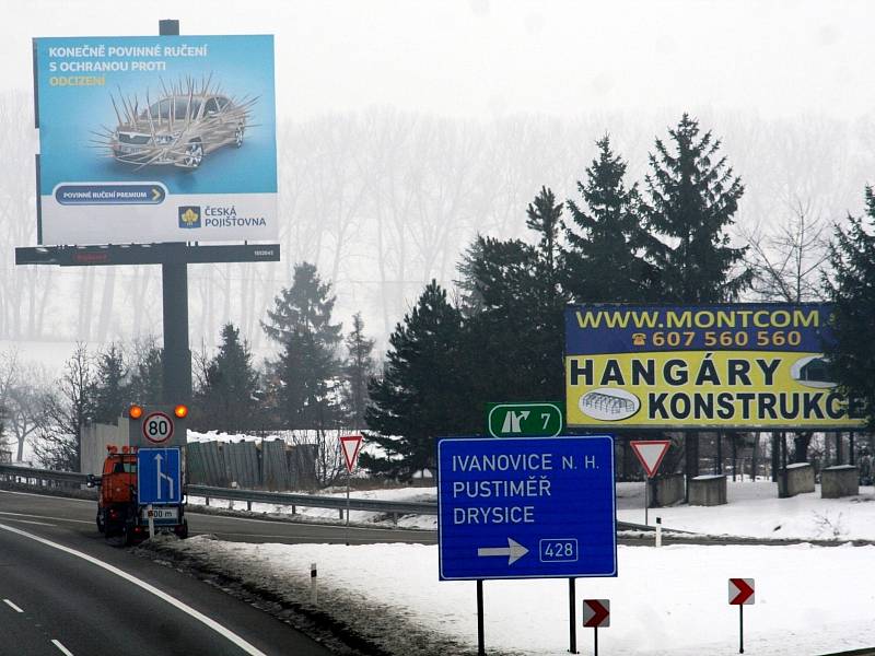 Billboard, do kterého narazila dodávka převážející v lednu mladé volejbalistky na zápas, už zmizel