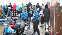 Víkendové ukončení provozu umělého kluziště na prostějovském náměstí T.G. Masaryka předeslal páteční školní turnaj ve florbale, kterého se zúčastnilo osm základních škol z Prostějova.