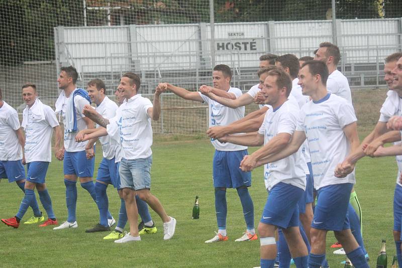 Fotbalisté Prostějova (v modrém) oslavili postup do druhé ligy výhrou 4:2 nad HFK Olomouc.