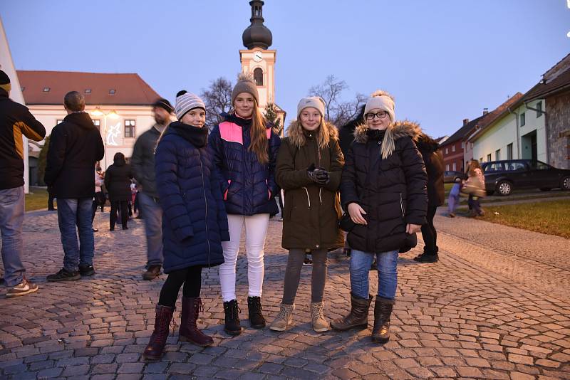 Rozsvícení vánočního stromu v Nezamyslicích 2019