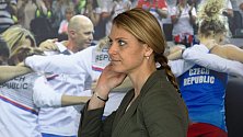 Lucie Šafářová přichází na tiskovou konferenci před baráží s Kanadou v Prostějově