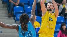 BK Opava (ve žlutém) - BK Olomoucko 72:64