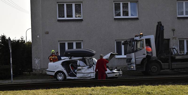 Osobní vlak smetl na nechráněném přejezdu v Kostelci na Hané osobní automobil se čtyřmi lidmi. 25.2. 2021