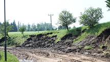 Hlavní křižovatku v Pavlovicích u Kojetína zaplavily tuny bláta z utrženého svahu. 14.6. 2019