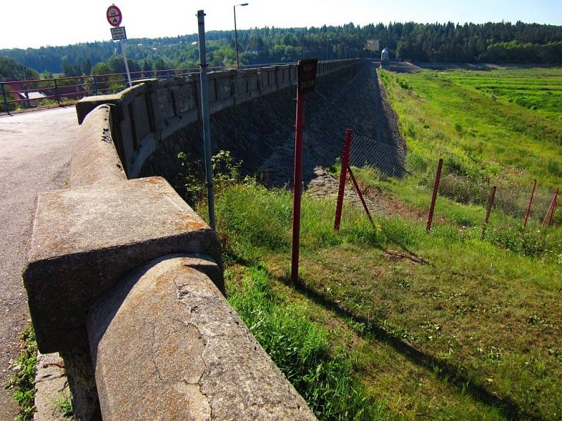 Hráz plumlovské přehrady stále čeká na opravu