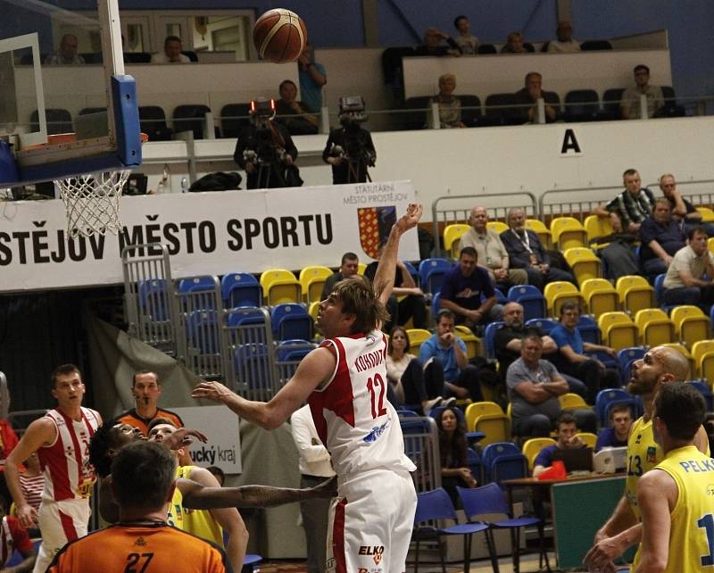 Basketbalisté Olomoucka (ve žlutém) porazili ve 2. zápase čtvrtfinále Pardubice 102:91.