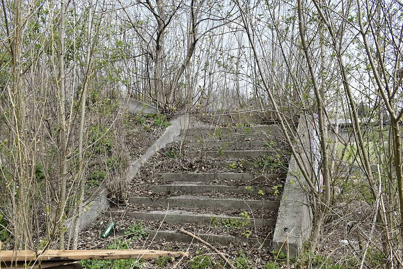 Chátrající stadion ve Sportovní ulici v Prostějově. 25. 4. 2022