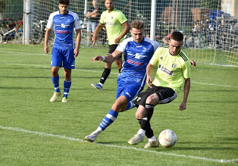 Fotbalisté Čechovic (v modrém) zvládli historickou premiéru v krajském přeboru na jedničku. Rapotínu nasázeli tři góly, 7. 8. 2022