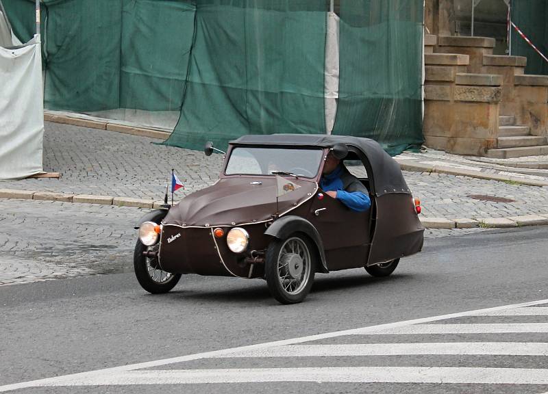 Historické motorky a auta projížděly Prostějovem. 12.5. 2019