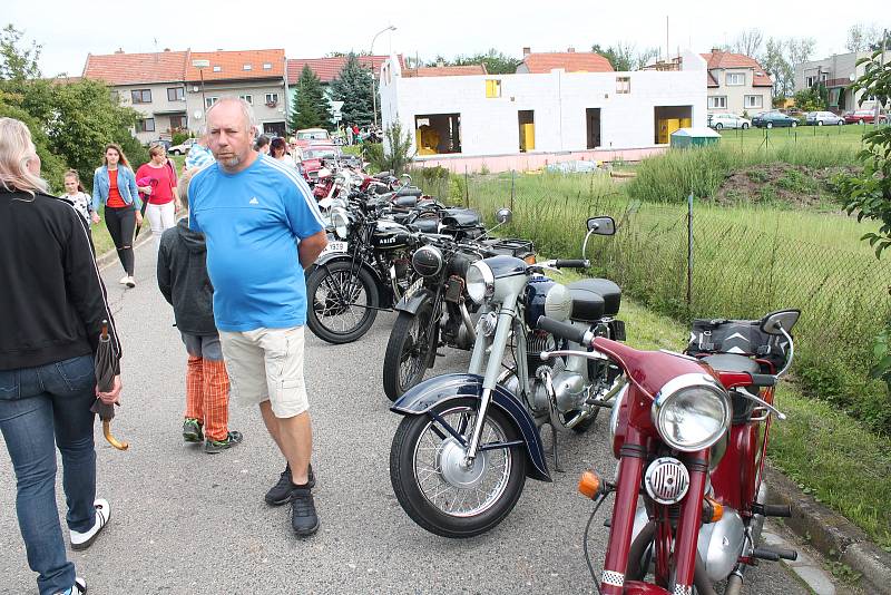 Přehlídka historických motorových vozidel v rámci soutěžní přehlídky Rallye na pohodu - z lázní do lázní. 18.8. 2019