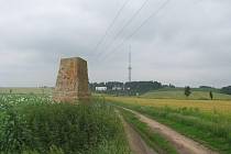 Nedaleko silnice z Vřesovic do Hradčan stojí pomník z ostře pálených cihel - Štátula
