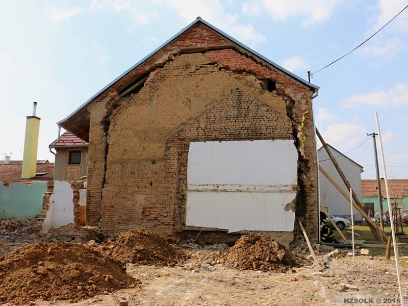 Zásah hasičů u sesunutí štítové stěny rodinného domku ve Štětovicích na Prostějovsku