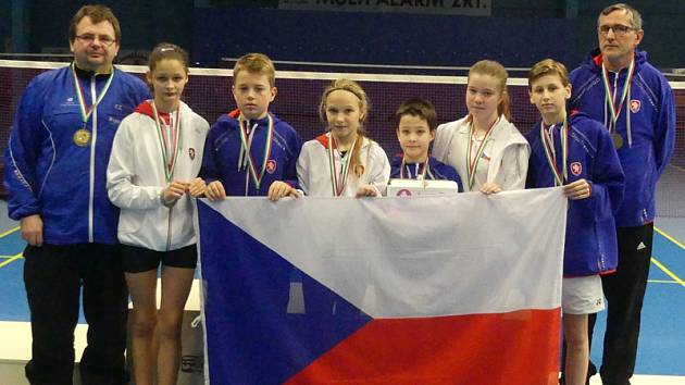 REPREZENTACE České republiky U13 v Maďarsku – (zleva): trenér Radek Votava, Justýna Muchová, Robin Tancer, Petra Maixnerová, Pavel Maňásek ml., Veronika Nováková, Daniel Dvořák a trenér Pavel Maňásek.