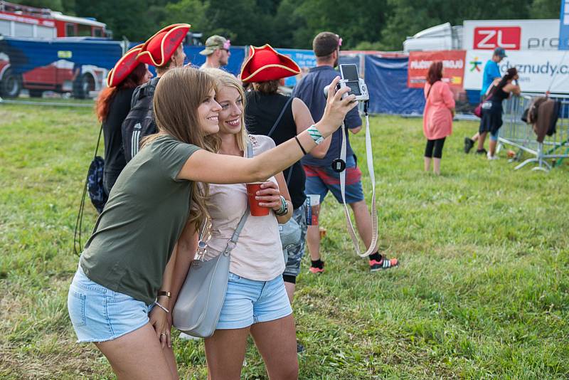 Atmosféra na festivalu Hrady CZ v Rožmberku na Českokrumlovsku je úžasná, déšť nevadí.