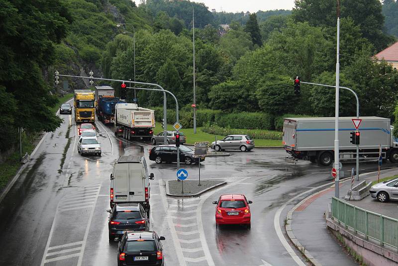 Kvůli uzavírce mostu na E55 projíždějí Českým Krumlovem všechny kamiony, které míří z Budějovic do Rakouska.