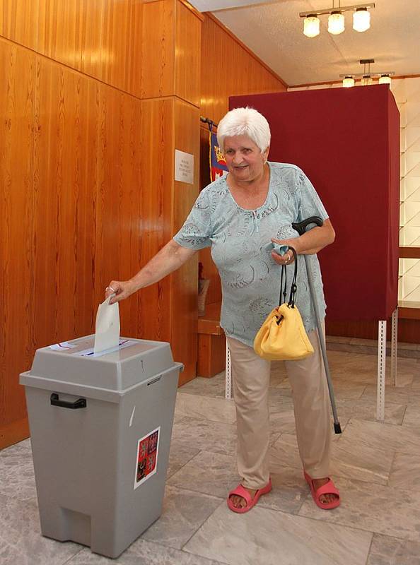V Kájově odevzdalo zhruba hodinu před uzavřením volebních místností svůj hlas zhruba 60 procent Kájovských.
