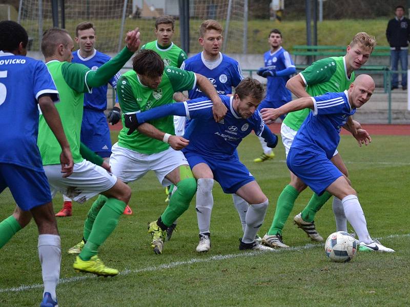 Divize (skupina A) - 15. kolo: FK Slavoj Český Krumlov (zelené dresy) - FK Hořovicko 3:1 (1:0).