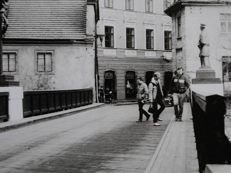 Český Krumlov v roce 1986. Lazebnický most.