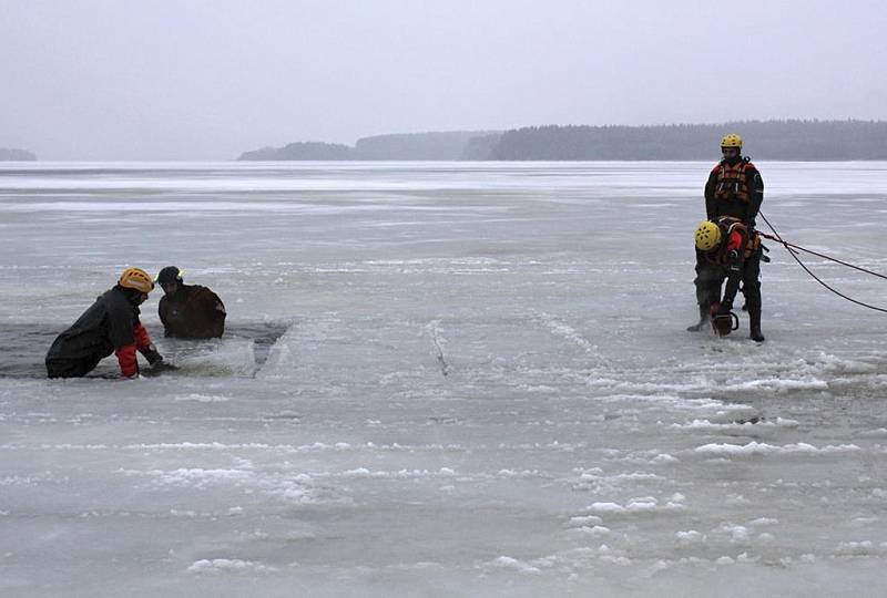 Hasiči vytahovali auto, které se propadlo do ledu na lipenském jezeře. 