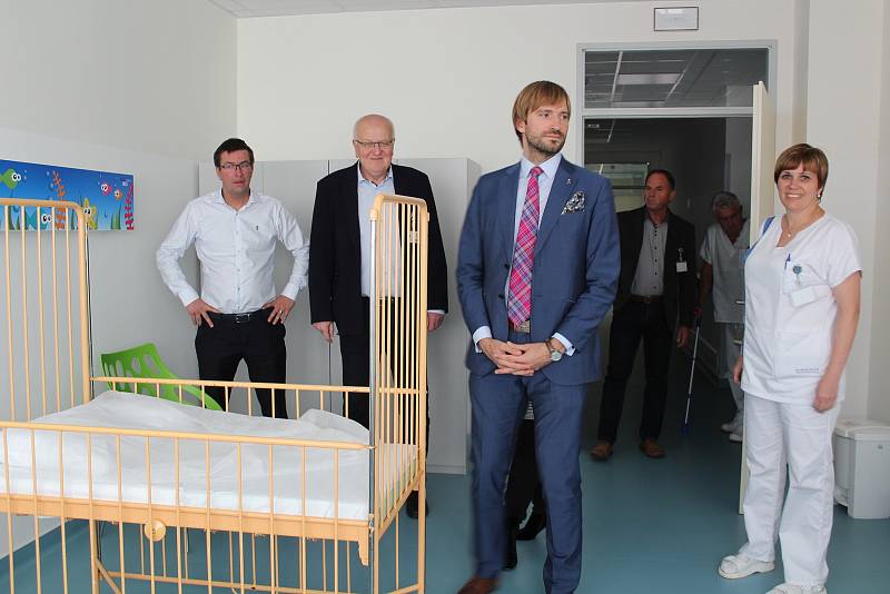 Ministr zdravotnictví Adam Vojtěch v Českém Krumlově zavítoal do nemocnice i mezi studenty zdravotnické školy.