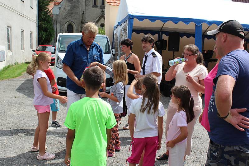 V Rožmitále se lidé všeho věku bavili třeba při soutěži v pojídání koláčů. Program ale postupně uvedl řadu vystoupení.