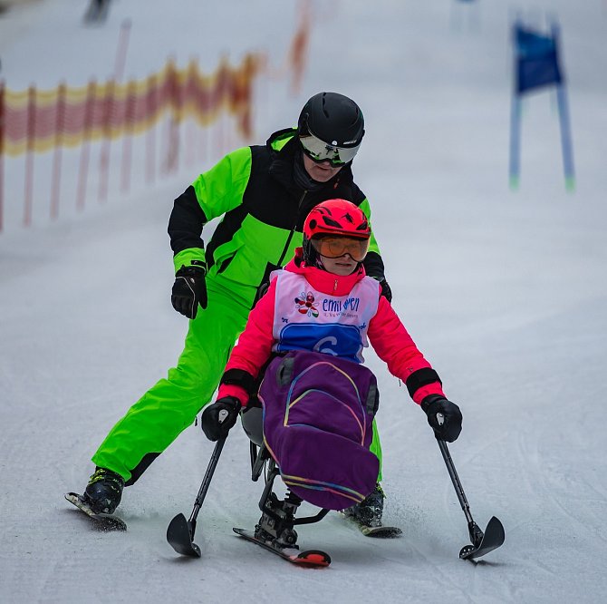 Závody a paraalpském a běžeckém lyžování, snowboardingu a sněžnicích na Lipně.