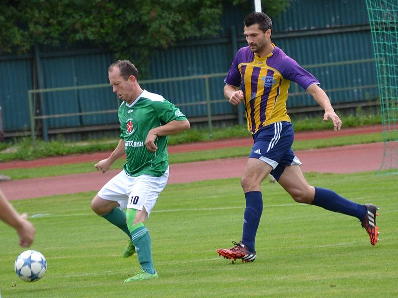 Česká divize (skupina A) - 1. kolo: FK Slavoj Český Krumlov (zelené dresy) - SK Senco Doubravka 0:1 (0:0).